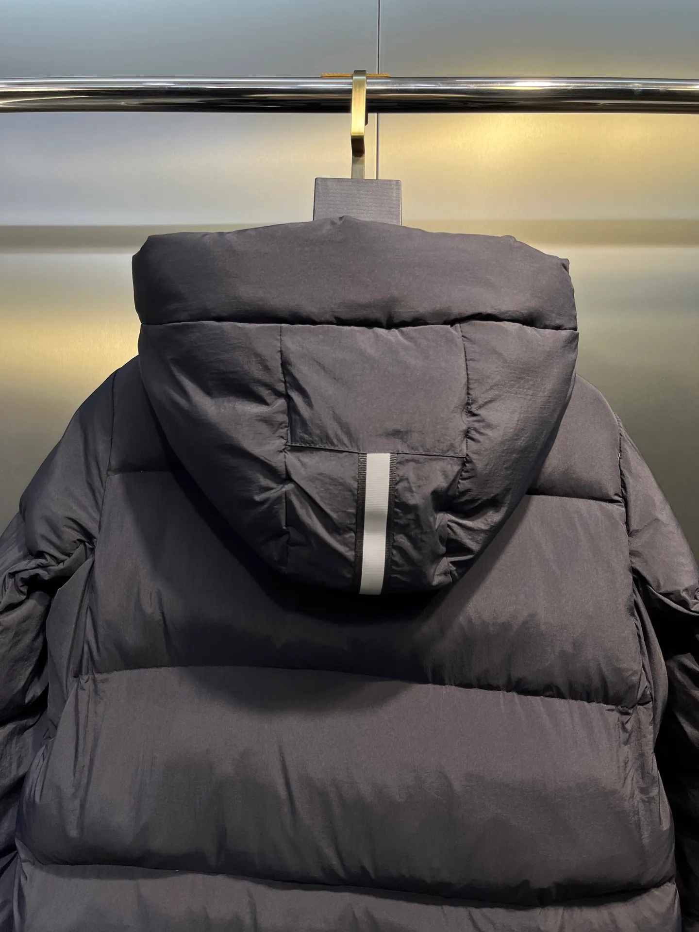 P1100 Canada Goose 🌟Canada Goose🇨🇦 Unisex down jacket, couple style, imported 90% duck down, collar is Canadian wild coyote hair, checkered double-layer inner liner with no velvet, thick velvet filling, level 5 cold protection, only one goose is needed to prevent freezing in winter, the stitching is perfect! I will buy another version this year, all accessories and materials will follow the original size: xs-xxl